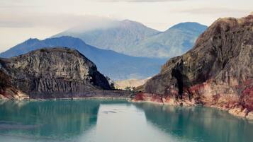 Un lago sereno rodeado de montañas.