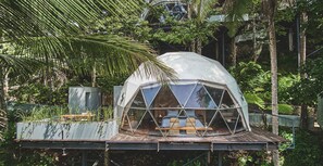 Caja de seguridad en la habitación, escritorio y cortinas blackout 