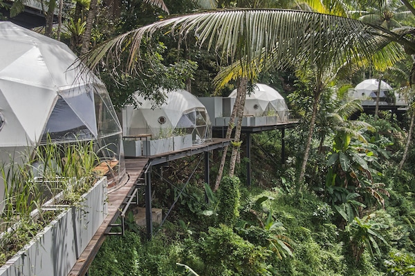 1 kamar tidur, brankas, meja kerja, dan tirai kedap cahaya