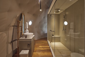 Shower, rainfall showerhead, free toiletries, hair dryer - Lintang Luku Tent Resort Ijen, Banyuwangi (Banyuwangi)