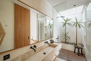 Villa, 2 habitaciones | Baño | Regadera, amenidades de baño gratuitas, secadora de cabello, toallas 