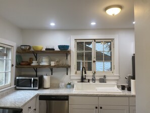 Réfrigérateur, four à micro-ondes, un four, surface de cuisson