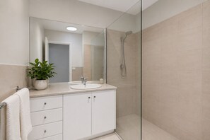 Douche, sèche-cheveux, serviettes fournies