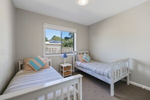 3 habitaciones, tabla de planchar con plancha y ropa de cama 