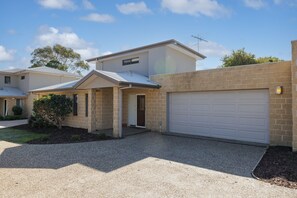 Exterior - Central Townhouse for Six by Ready Set Stay- Cowes, Philip Island (Cowes)