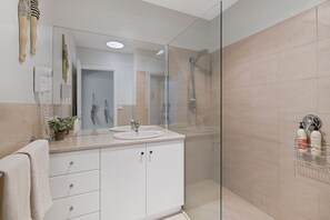 Douche, sèche-cheveux, serviettes fournies