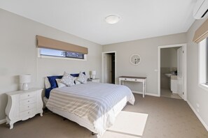 3 bedrooms, iron/ironing board, bed sheets - Central Townhouse for Six by Ready Set Stay- Cowes, Philip Island (Cowes)