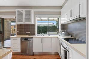 Refrigerador, microondas, horno y parrilla de estufa 