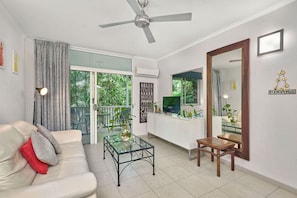 Smart TV - Tropic Apartment 103 (Palm Cove)