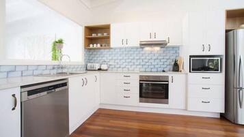 Een koelkast, een magnetron, een oven, een kookplaat