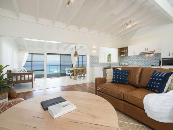 Smart TV, books - Fuller Holidays - Janes on Wategos Stunning beachfront location (Byron Shire)