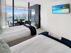 2 bedrooms, iron/ironing board, travel cot, free WiFi - Luxury Oracle Tower 2 Ocean Views 2BR Lvl28 (Broadbeach)