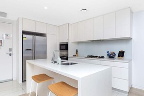 Kühlschrank, Mikrowelle, Ofen, Herdplatte