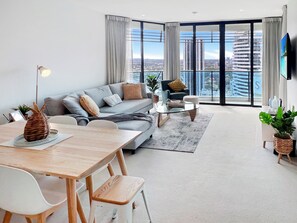 Stereo - Luxury Oracle Tower 2 Ocean Views 2BR Lvl28 (Broadbeach)