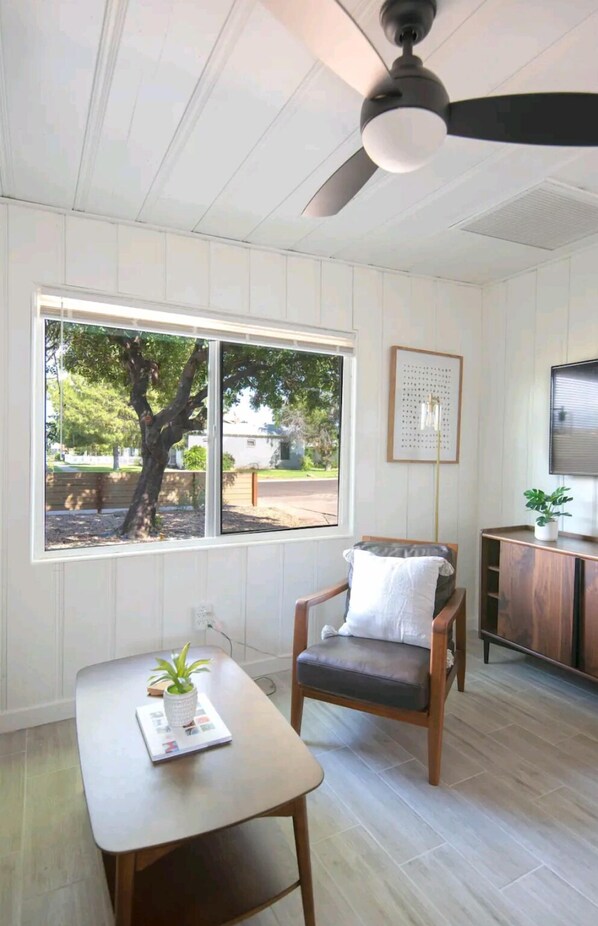 Interior - Designer Midcentury Cabin in downtown Phoenix (Phoenix)