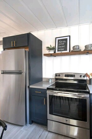 Private kitchen - Designer Midcentury Cabin in downtown Phoenix (Phoenix)