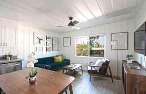 Living area - Designer Midcentury Cabin in downtown Phoenix (Phoenix)