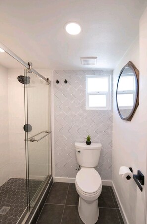 Hair dryer, towels, soap, toilet paper - Designer Midcentury Cabin in downtown Phoenix (Phoenix)