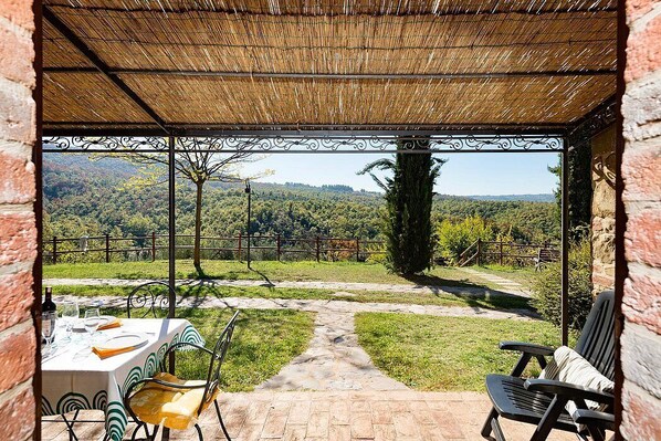Outdoor dining - Casa Erbetta B: A characteristic and welcoming apartment that is part of an ancient country house surrounded by the greenery, with Free WI-FI. (Città della Pieve)
