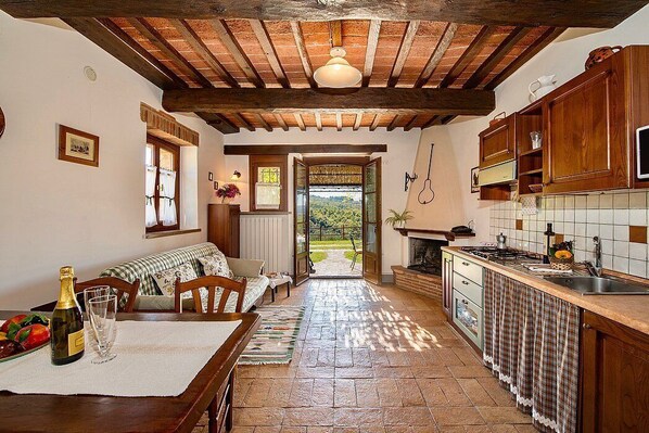 Interior - Casa Erbetta C: A characteristic and welcoming apartment that is part of an ancient country house surrounded by the greenery, with Free WI-FI. (Città della Pieve)