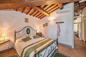 2 bedrooms, free WiFi, bed sheets - Casa Erbetta D: A characteristic and welcoming apartment that is part of an ancient country house surrounded by the greenery, with Free WI-FI. (Città della Pieve)