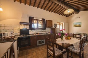 Kühlschrank, Mikrowelle, Herdplatte, Geschirrspüler