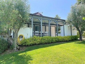 Exterior - Villa Bougainville: A welcoming one-story villa situated in a quiet location, a few minutes from the town center, with Free WI-FI. (Amaroni)