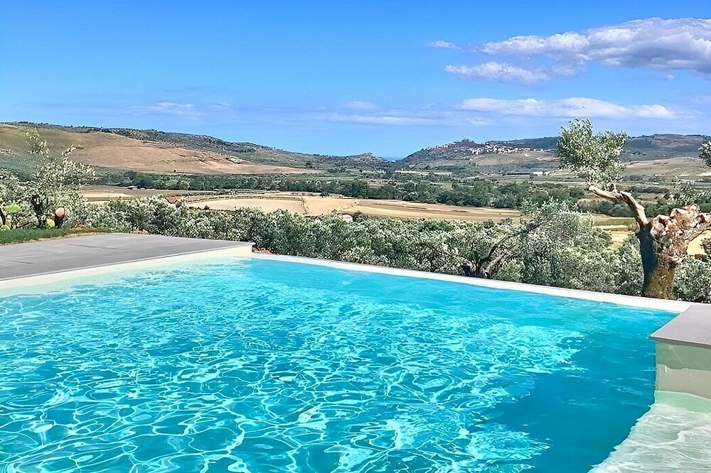 Villa Bougainville: A welcoming one-story villa situated in a quiet location, a few minutes from the town center, with Free WI-FI.