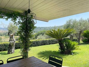 Outdoor dining - Villa Bougainville: A welcoming one-story villa situated in a quiet location, a few minutes from the town center, with Free WI-FI. (Amaroni)