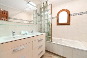 Combined shower/tub, towels - Milugar - Javea, Costa Blanca (Javea)