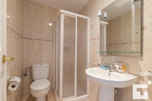 Baignoire, bidet, serviettes fournies