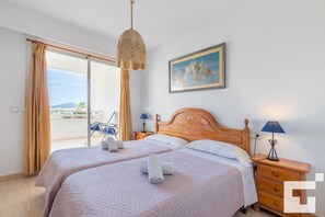 2 soverom, strykejern/-brett og sengetøy