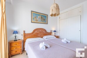 2 slaapkamers, een strijkplank/strijkijzer, beddengoed