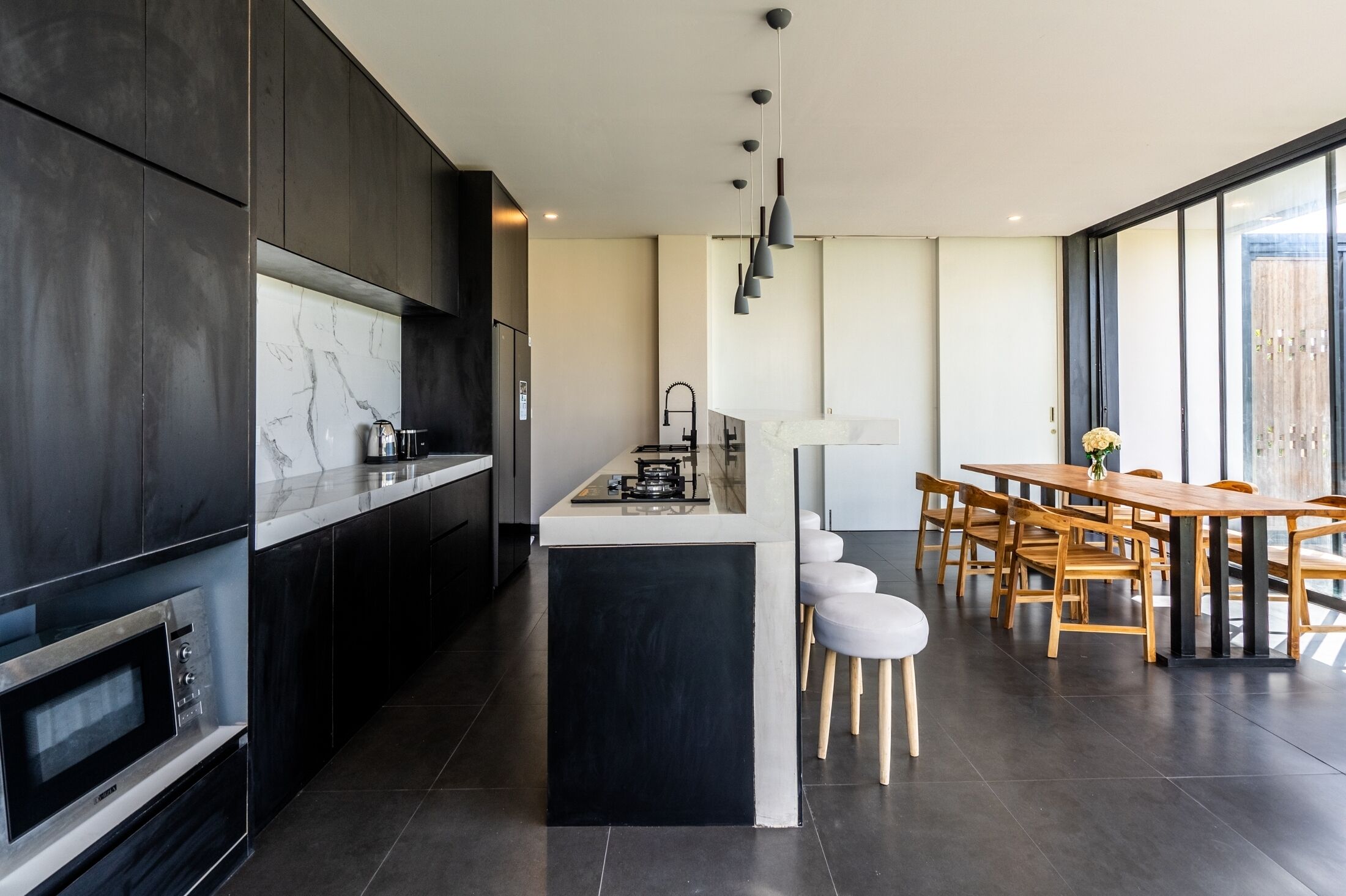 Refrigerador, microondas, horno y parrilla de estufa 