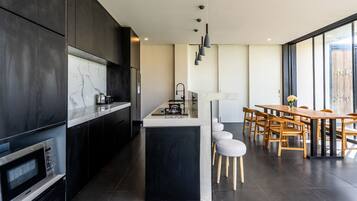 Refrigerador, microondas, horno y parrilla de estufa