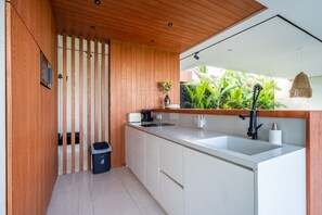 Geladeira, micro-ondas, cooktop, cadeirão de bebê