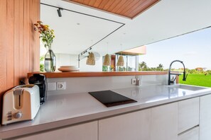 Kühlschrank, Mikrowelle, Herdplatte, Hochstuhl