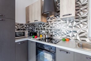 Fridge, microwave, oven, stovetop