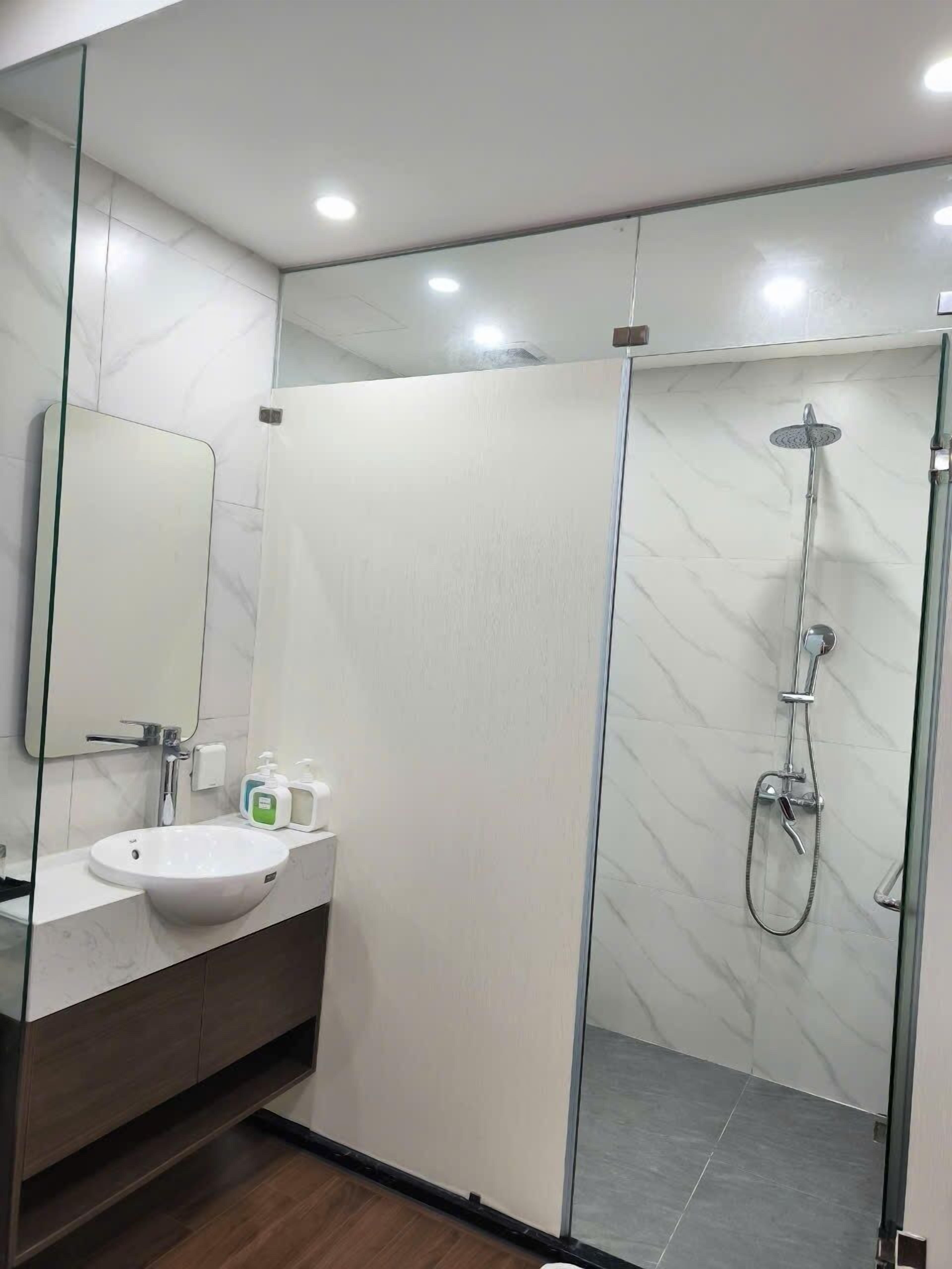 Een douche, een regendouche, designer toiletartikelen, een haardroger