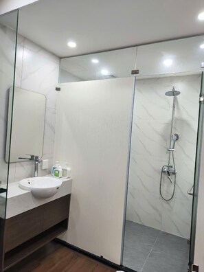 Shower, rainfall showerhead, designer toiletries, hair dryer - The Cosy Inn Hanoi Hotel (Hanoi)
