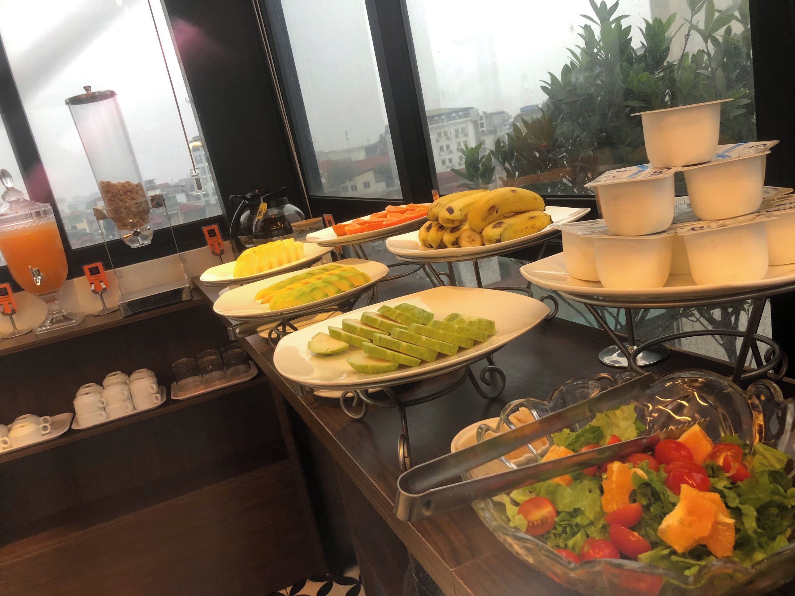 Desayuno con opciones de la cocina local incluido todos los días 