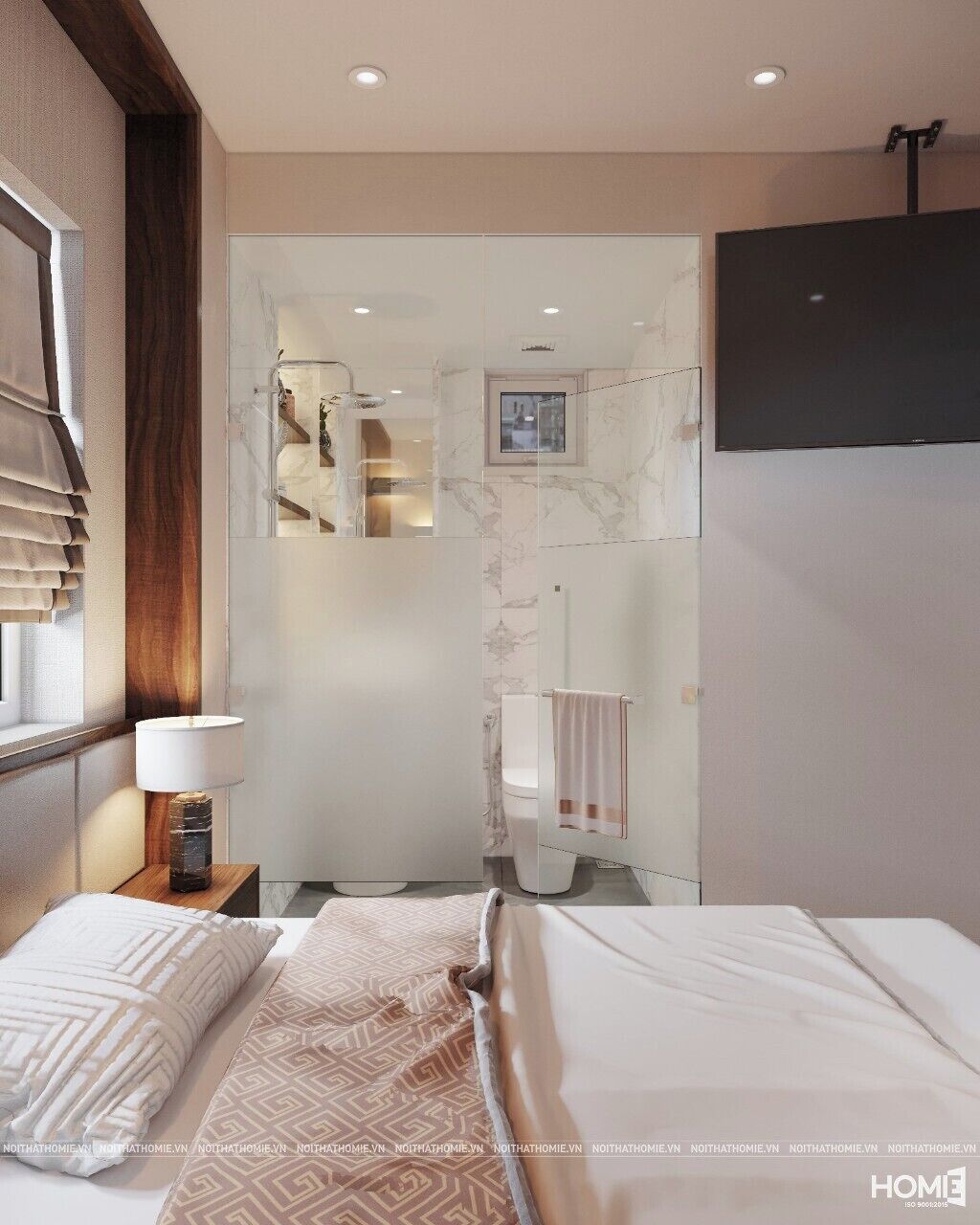 Een moderne hotelkamer met een groot bed, een bedlampje, een aan de muur bevestigde televisie en een glazen scheiding naar een badkamer.