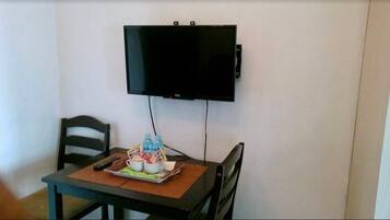 Basic Condo | Dining room