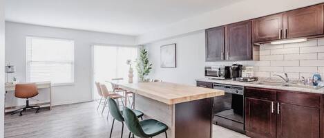 Frigorífico, microondas, horno y placa de cocina