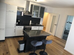 Kühlschrank, Mikrowelle, Ofen, Herdplatte