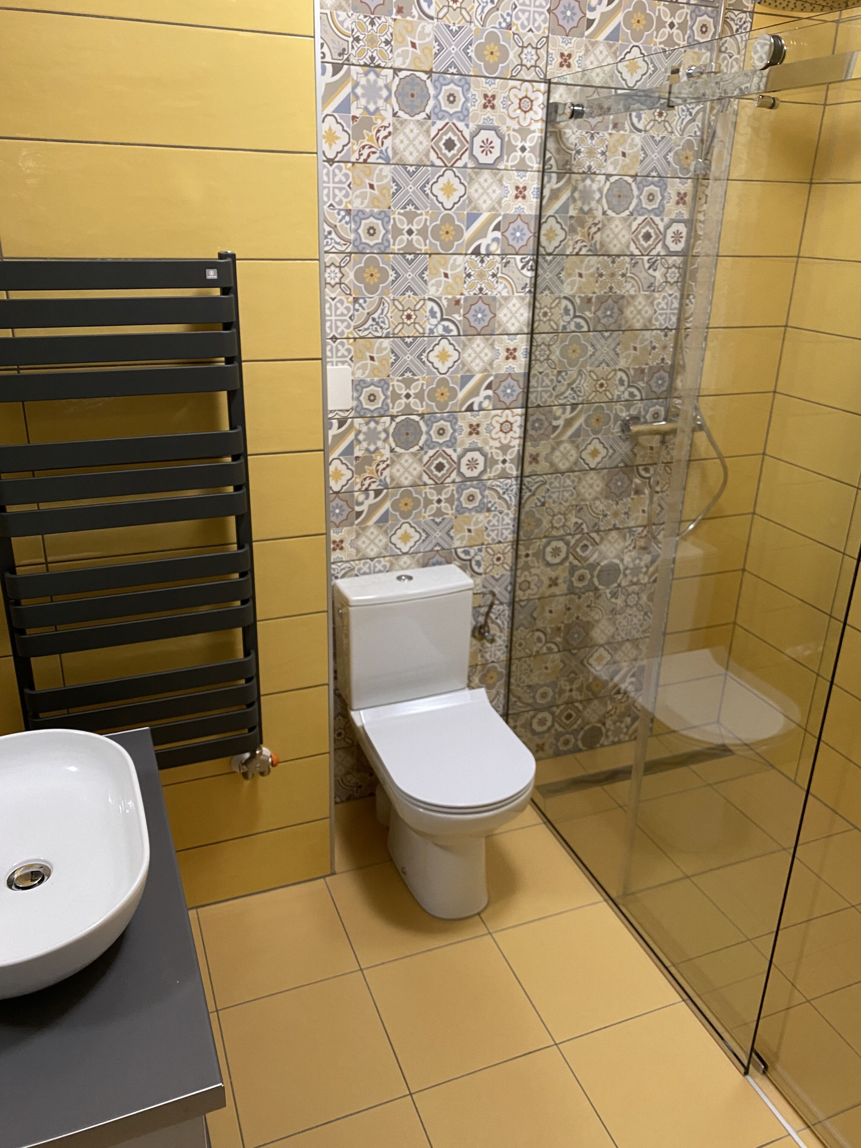 Ein Badezimmer mit Toilette, Waschbecken und Dusche.