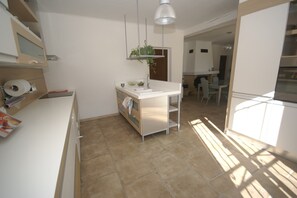 Kühlschrank, Mikrowelle, Ofen, Geschirrspüler