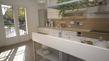 Een koelkast, een microgolfoven, een oven, een vaatwasser