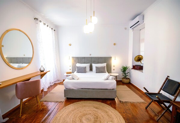 Egyptian cotton sheets, premium bedding, pillowtop beds, free minibar - Apeiron Acropolis Suites (Athens)