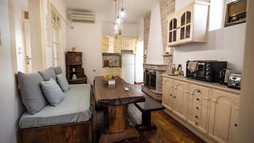 Villa Prestigio | Área de sala de estar | Televisión LED de 32 pulgadas con canales digitales y televisión